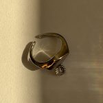 ANEL DEDINHO COM PINGENTE RÓDIO BRANCO